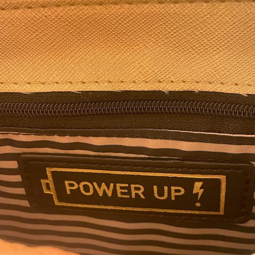 Gianni Bini NWT🖤 Charged up purse with Power Bank - Picture 11 of 17